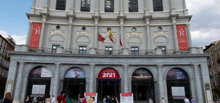 Королевский театр в Мадриде открылся с оркестром в масках