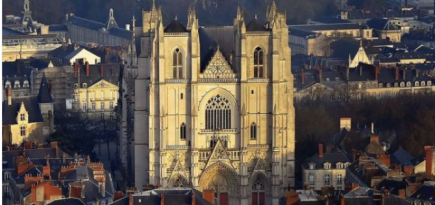 В готическом соборе Святых Петра и Павла во Франции произошел пожар. Причиной может быть поджог