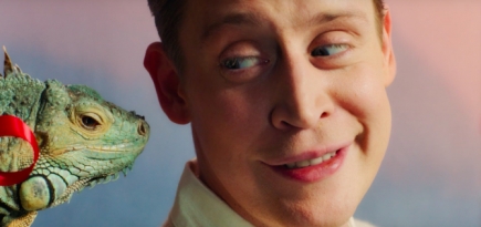 Маколей Калкин позирует с игуаной на фоне зимнего леса в кампании Happy Socks