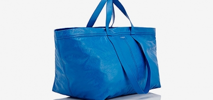 Balenciaga выпустила синюю сумку, как у IKEA