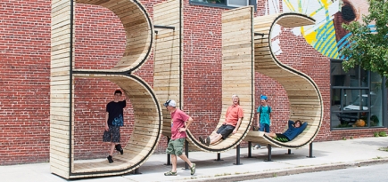 Автобусная остановка в форме букв BUS в штате Балтимор