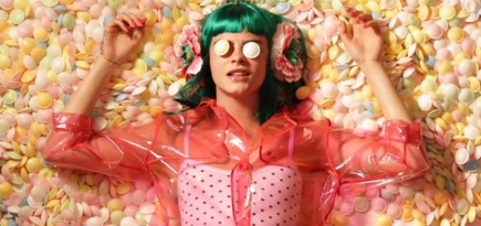 Девочка с зелеными волосами: фрик-караоке с Карой Делевинь