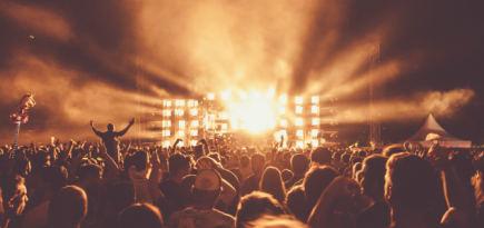 Россия лишилась трети крупных артистов из‑за эмиграции и запретов на выступления