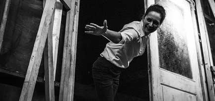 Первые кадры из книги «Гоголь-центра» о жизни за кулисами