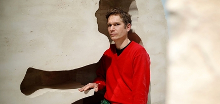 Художник провел неделю внутри полого камня