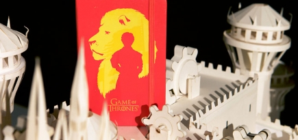 Moleskine воссоздал открывающую сцену \"Игры престолов\"