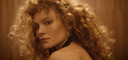 Золото и танцы в новом клипе Charusha