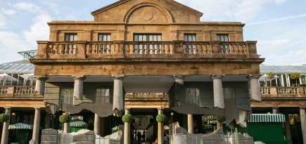 \"Парящий\" дом перед входом в лондонский Covent Garden Market