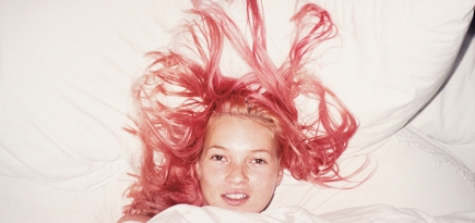 Юрген Теллер и Эд Рушей на выставке о кроватях в современном искусстве