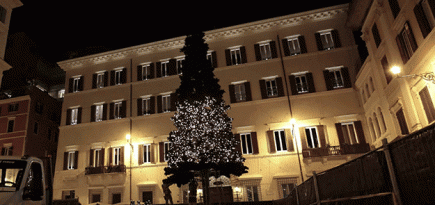 Видео дня: как Valentino украшает Рим