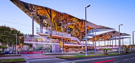 Зеркальный навес над блошиным рынком Encants Vells в Барселоне