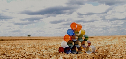 Для инсталляции в V&A выдуют \"вручную\" сотни стеклянных цилиндров