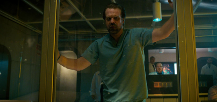 Дэвид Харбор рассказал, какая песня спасла бы его от Векны в «Очень странных делах»