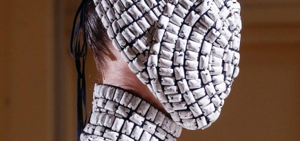 Красота в деталях: маски на показе Maison Martin Margiela Couture