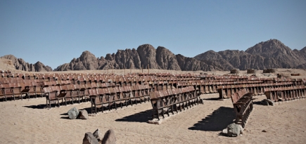 Заброшенный кинотеатр в Синайской пустыне