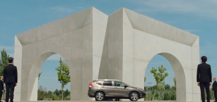 Обман зрения в рекламе Honda CR-V