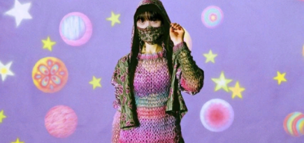 В новой коллекции Anna Sui осень-2021 есть отсылки к психоделическому фильму «Чудо-стена» c Джейн Биркин