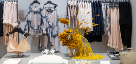 COS представил цветочную инсталляцию Полины Ченцовой в честь Международного женского дня