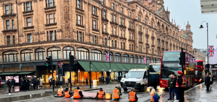Активисты Just Stop Oil залили краской витрины лондонского универмага Harrods