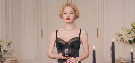 Модели отправляются на праздничный ужин в рождественской кампании Agent Provocateur