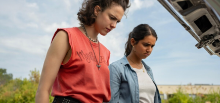 Вышел трейлер фильма «Красотки в бегах» с Маргарет Куэлли и Педро Паскалем