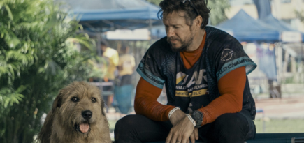 Марк Уолберг встречает преданного друга в трейлере фильма «Король Артур»