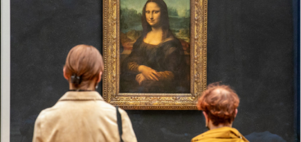 В Лувре экоактивист «напал» на «Мону Лизу» и испачкал ее тортом