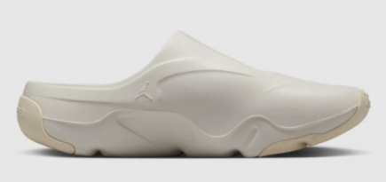 Nike выпустил резиновые сабо Jordan Roam