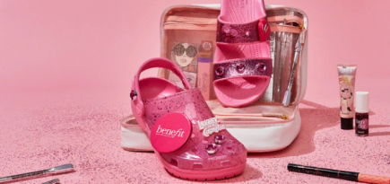 Crocs выпустил коллаборацию с косметическим брендом Benefit