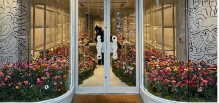 Off-White создал цветочные инсталляции в память о Вирджиле Абло