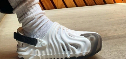 Crocs выпустил рельефные клоги в коллаборации с дизайнером Салехе Бембери