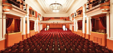 Театр на Бронной пообещал подарить не менее 300 билетов вакцинированным москвичам