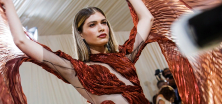 Трансгендерная модель Валентина Сампайо стала амбассадором Armani Beauty