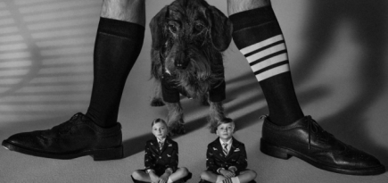 В новой кампании Thom Browne снялись актер из «Белфаста» Джуд Хилл и такса дизайнера