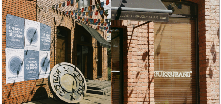 GUESS JEANS в коллаборации с площадкой «Двор» запускает летний хаб в Москве