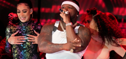 Рэпер 50 Cent случайно ударил поклонницу микрофоном во время концерта