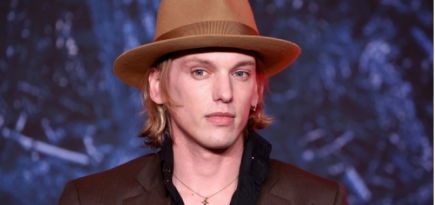 Джейми Кэмпбелл Бауэр из «Очень странных дел» снимется в ремейке «Колдовской доски»