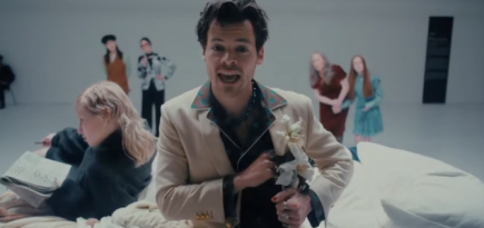 Гарри Стайлз погружается в фантазии в клипе «Late Night Talking»