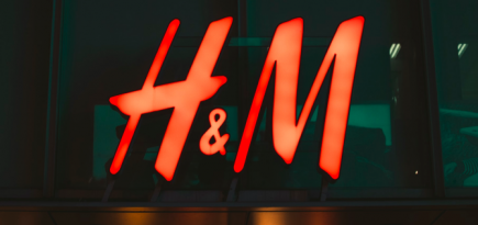 H&M временно приостанавливает работу в России