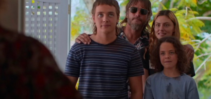 Netflix показал тизер экранизации романа «Мальчик глотает Вселенную»