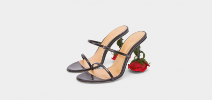 В интернет-магазине Loewe стартовали продажи босоножек с каблуком в форме розы