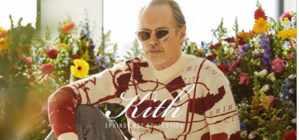 Актер Стив Бушеми позирует среди цветов в кампании Kith