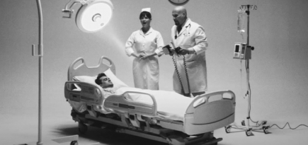 Группа Panic! At the Disco выпустила клип на трек «Do It to Death»