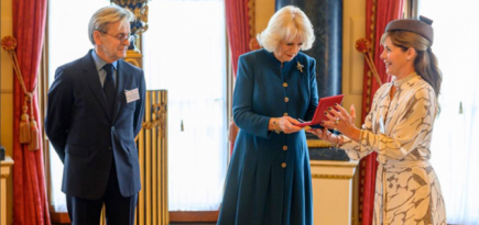 Михаил Барышников получил медаль Королевской академии танца из рук жены Карла III