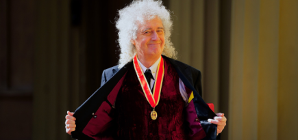 Карл III посвятил в рыцари гитариста Queen Брайана Мэя