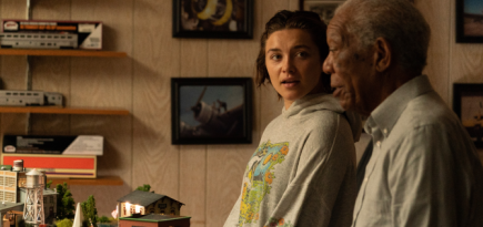 Морган Фриман и Флоренс Пью переживают трагедию в трейлере «Хорошего человека»