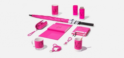 Valentino и Pantone представили коллекцию аксессуаров