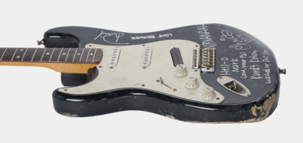 Разбитая гитара Курта Кобейна была продана на аукционе за 600 тысяч долларов