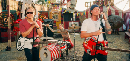 Музыканты Blink-182 выступают в цирке в клипе на новую песню «Edging»