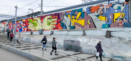 У Курского вокзала открылась уличная выставка граффити